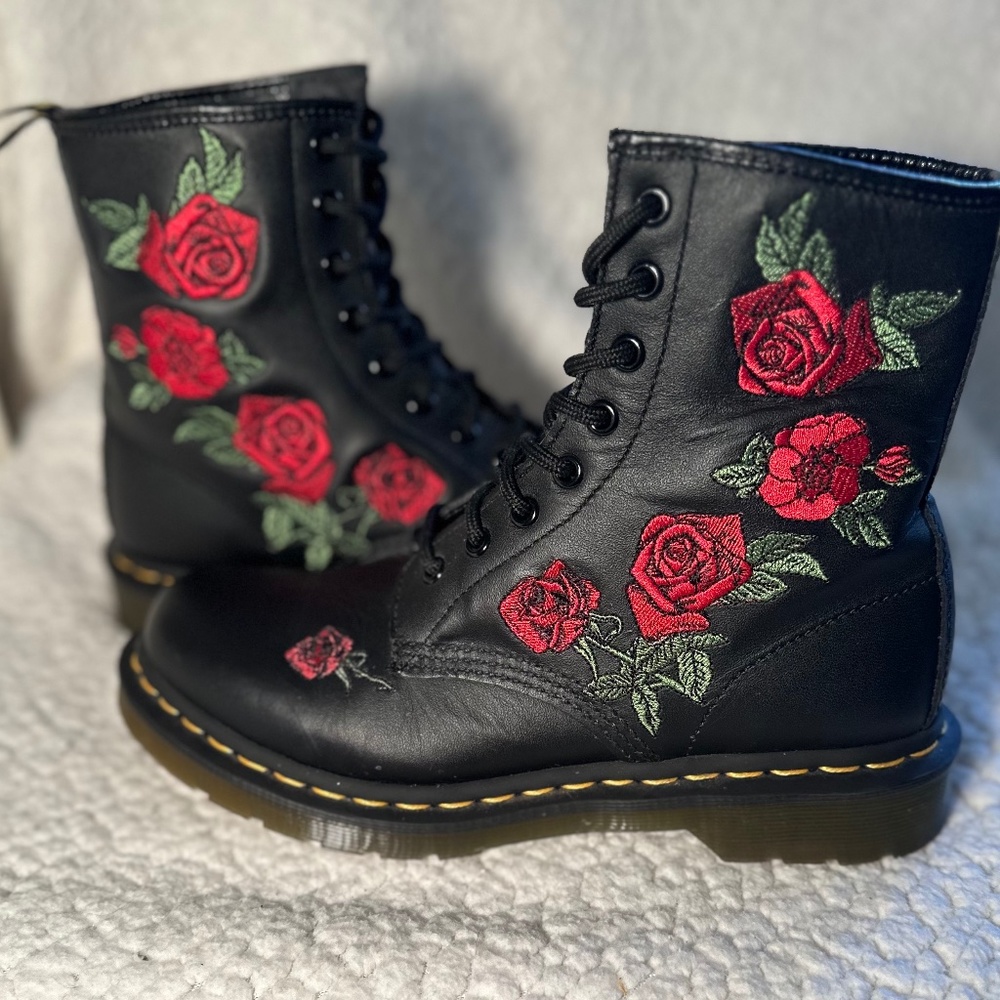 1460 VONDA FLORAL ROSES LEATHER LACE UP BOOTS, US Size 8, Like New